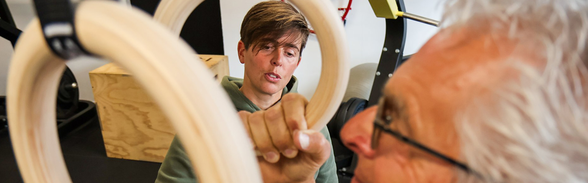 Clara Hamstra begeleidt een client aan de ringen in haar studio in 's-Gravenzande