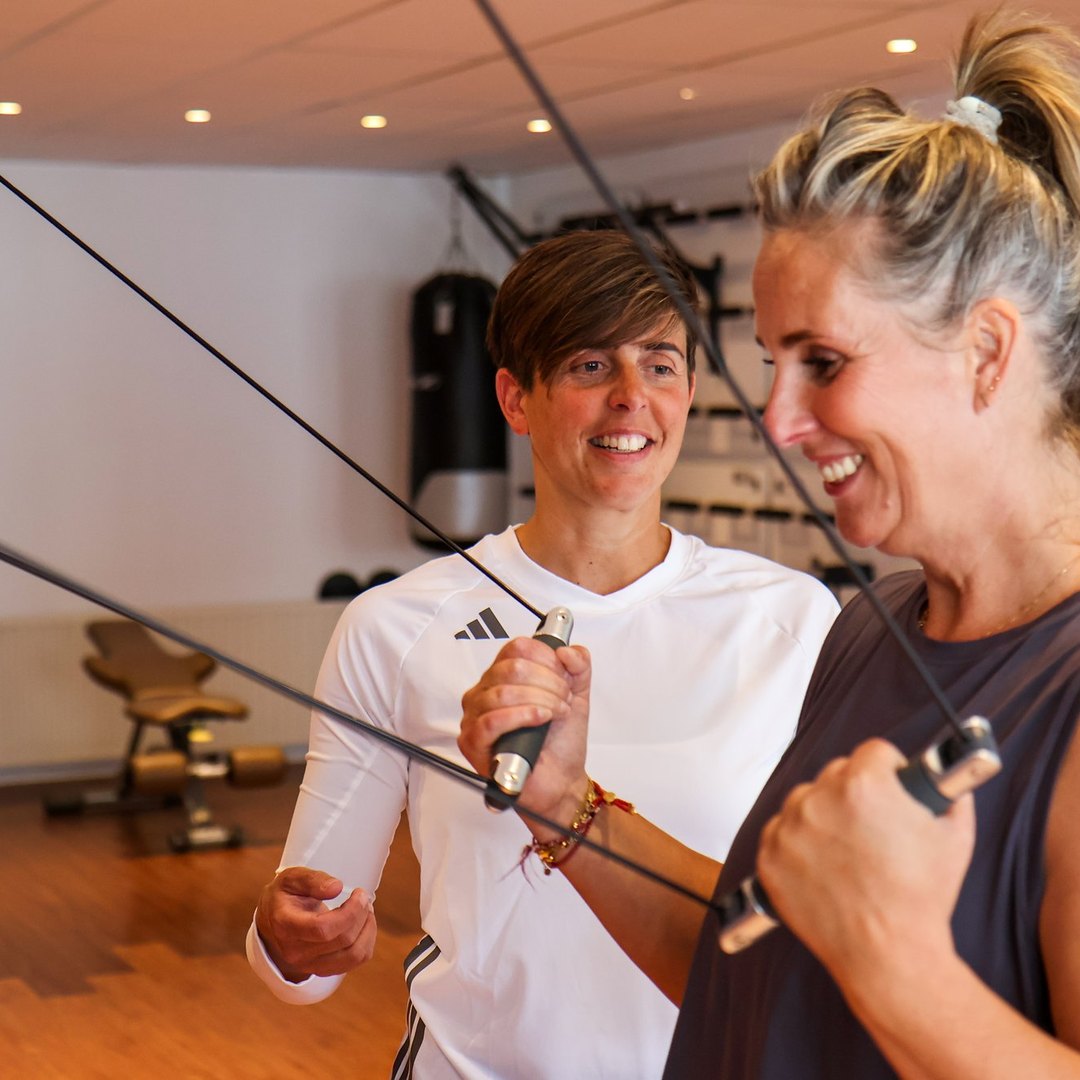 Clara Hamstra begeleidt een client bij een oefening aan de kinesis